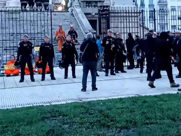 Activistas de Greenpeace se treparon a un monumento frente al Congreso en protesta contra la Ley de Glaciares