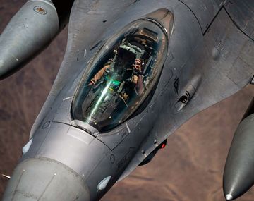 Avión de combate estadounidense desplegado en Medio Oriente.