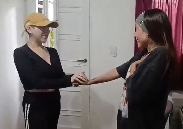 El noble gesto de María Becerra con una fan que padece cáncer: la visitó y cantaron juntas