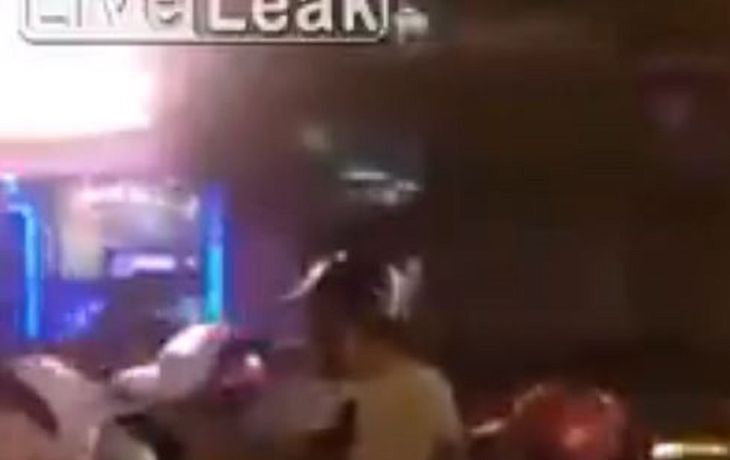 Irresponsable: hizo willy en la moto con su mujer e hijo arriba