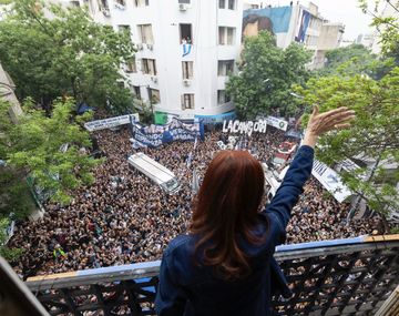 Fiesta peronista: así saludó Cristina Kirchner a quienes se acercaron a verla este viernes