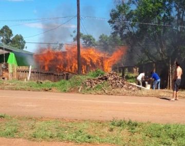 Locura previa a la final: discutió con su ex cuñado por el Boca - River y le incendió la casa