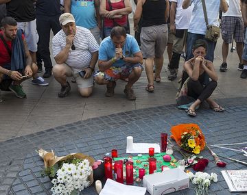 Una multitud recordó a las víctimas del atentado de Barcelona
