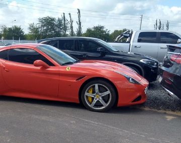 La Ferrari de Carlos Tevez (foto @lt9lider)