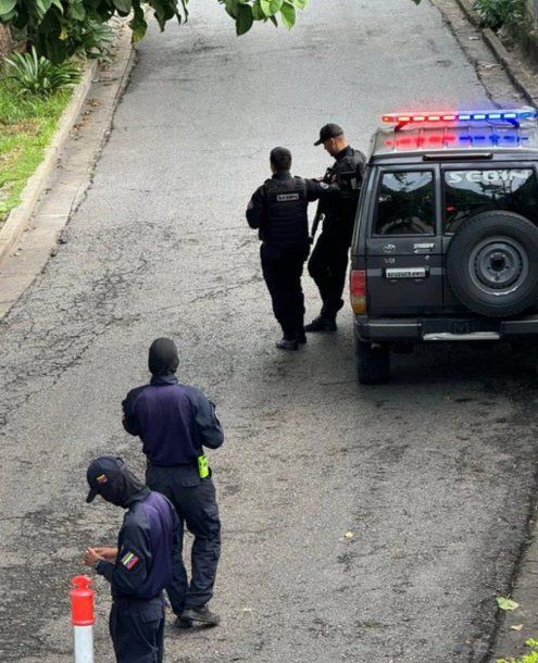 Denuncian presencia de agentes encapuchados en la embajada argentina en Caracas