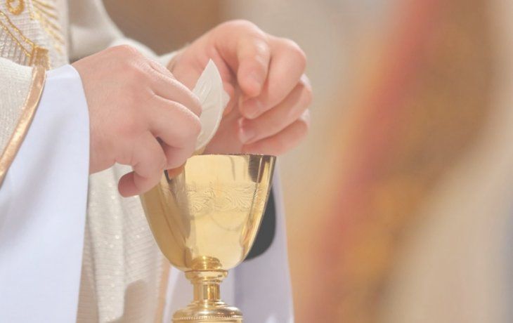 Un cura chocó dos autos, dio positivo de alcoholemia y le echó la culpa al vino de la misa