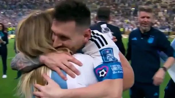Quién es Antonia Farías, la mujer que se abrazó con Messi en el festejo