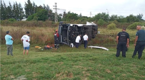 Volcó un colectivo en la autopista de Rosario a Santa Fe: una mujer sufrió heridas graves