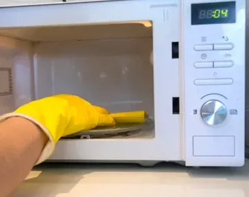 El truco casero para limpiar y desinfectar el microondas