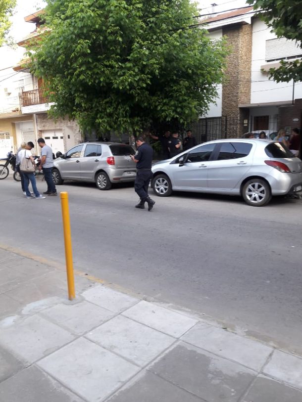 El padre se la olvidó en el auto y murió