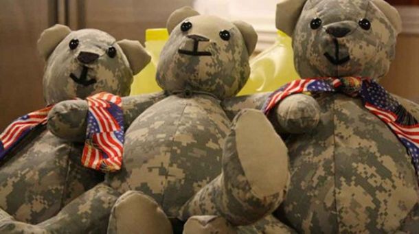 La mujer que hace peluches con los uniformes de soldados