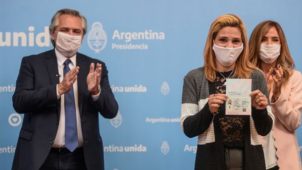 La importancia de ser alguien: con 26 años Olga recibió por primera vez su DNI