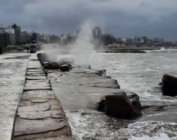 Sudestada en Mar del Plata provocó olas de más de dos metros