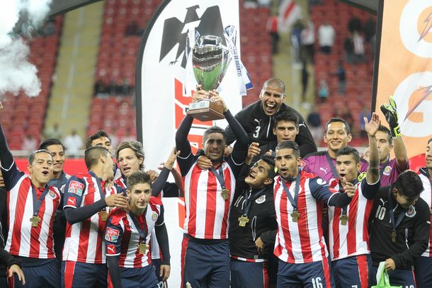 Festejo de Chivas al ganarle &nbsp;el Duelo de Gigantes a Boca