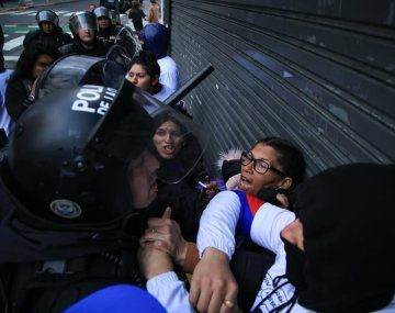 La Policía reprimió a la mamá de Morena, una de las jóvenes brutalmente asesinadas en Florencio Varela.