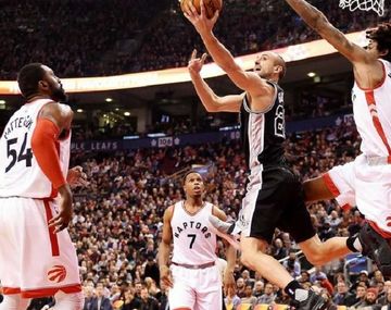 Ginóbili completó su ficha con un robo y una asistencia. (Frank Gunn/The Canadian Press via AP)