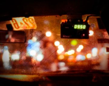 Otra vez en un taxi: una joven se tiró de un auto para evitar que la violen