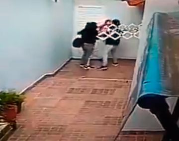 VIDEO: Entraron a robar a una casa con un bebé en brazos y golpearon a dos jubiladas