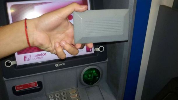 Así roban los datos de las tarjetas en los cajeros