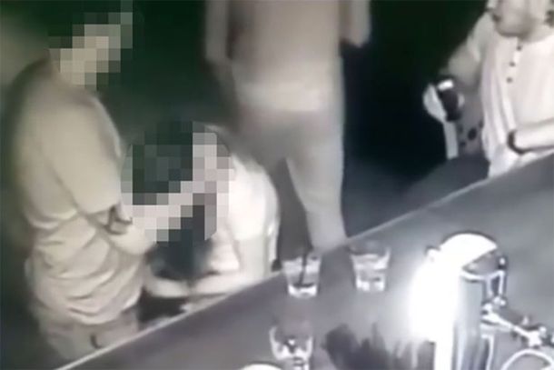 Momento incómodo: tuvieron sexo en un bar y los escracharon en cámara