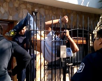 Quiso robar una casa y se quedó enganchado