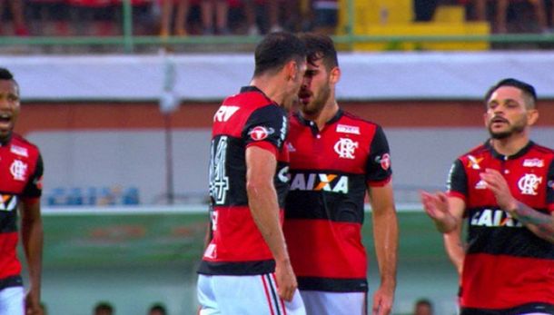 El delantero y el defensor