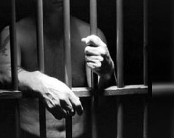 Condenado 400 años por violar a su hijastra