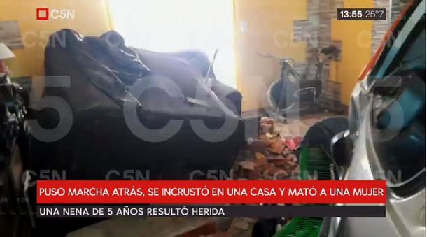 Tragedia en Almirante Brown: dio marcha atrás, se incrustó en una casa y mató a una vecina