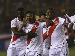 Edison Flores festeja el primer gol peruano