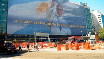 despliegan una gigantografia de francisco en pleno centro despliegan una gigantografia de francisco en pleno centro