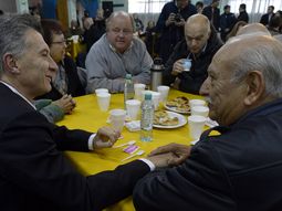 El Presidente Macri en campaña con jubilados El Presidente Macri en campaña con jubilados