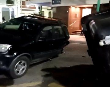 Chocó contra una camioneta estacionada y un contenedor de basura: cinco heridos