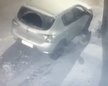 Lo buscaba la policía y se escondió debajo de un auto: así lo encontraron