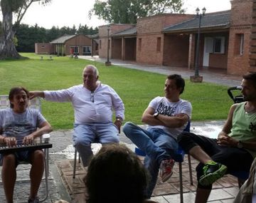 Le dieron el alta a Cacho Castaña y pasó el fin de semana con amigos