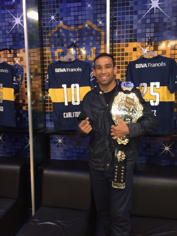 UFC: el campeón del mundo, cautivado por el fútbol argentino