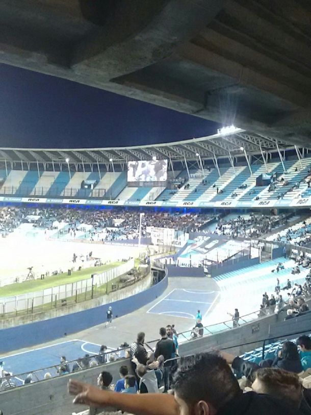 Le propuso casamiento en la pantalla del Cilindro - Crédito:&nbsp;@Comu_Racing