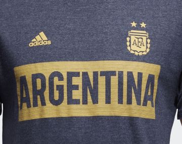 Polémica en las redes por una remera de Argentina parecida a la de Boca