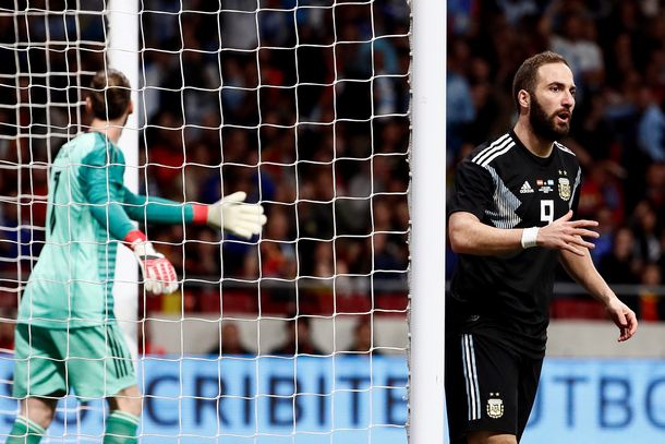 ¿Puede ser, Pipa? El increíble gol que erró Higuaín en el arranque del partido ante España
