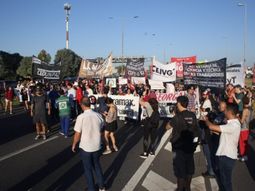 Empleados de una fábrica cortan Panamericana por los despidos: hubo caos