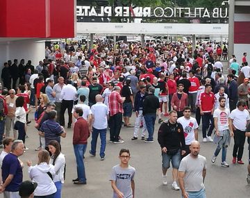 Socios de River ingresan a votar al estadio Monumental