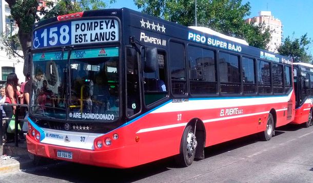 Paro de la línea 158: apuñalaron a un chofer en medio de un robo y está grave