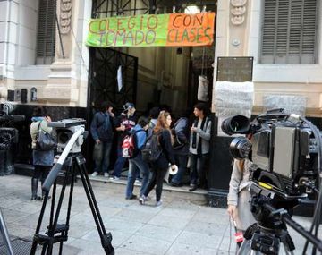 El rector del Pellegrini dijo que la toma es una medida extrema