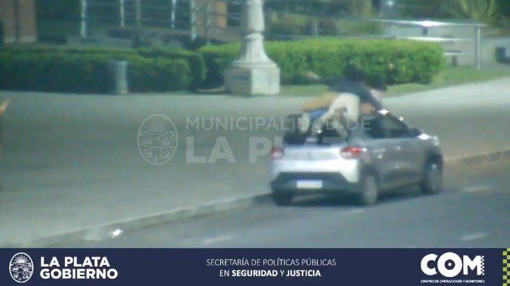 La Plata: piden suspender al conductor que llevó a sus amigos en el techo del auto