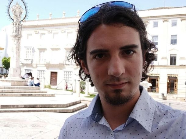 Facundo Rico fue encontrado sin vida sobre un charco de sangre en su departamento del barrio Las Tablas, en Madrid. Facundo Rico fue encontrado sin vida sobre un charco de sangre en su departamento del barrio Las Tablas, en Madrid.