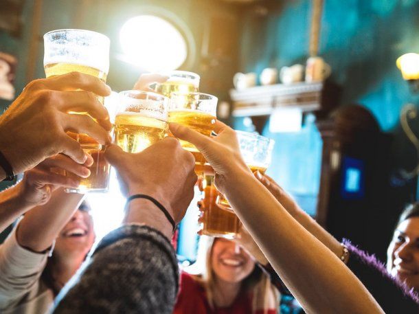 Descubren cuál es la mejor edad para tomar alcohol o dejarlo