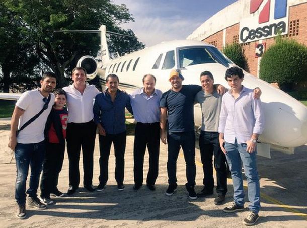 Rumbo a la Casa Blanca: Ramón Díaz va al Monumental en avión