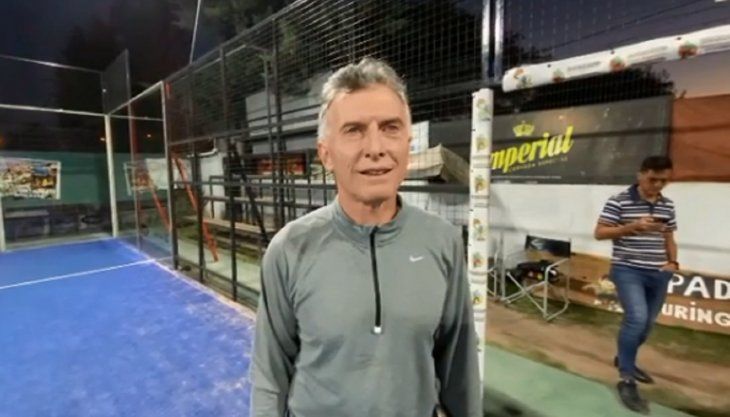Las vacaciones de Mauricio Macri en plena segunda ola: jugó al pádel, al golf y dio una entrevista a un medio deportivo sin barbijo