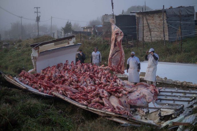 Así volcó el camión repleto de carne en Mar del Plata