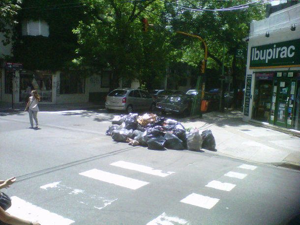 Acumulación de residuos en la esquina de Echeverría y Moldes