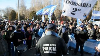 un sector de la policia provincial se acuartelo por razones salariales un sector de la policia provincial se acuartelo por razones salariales